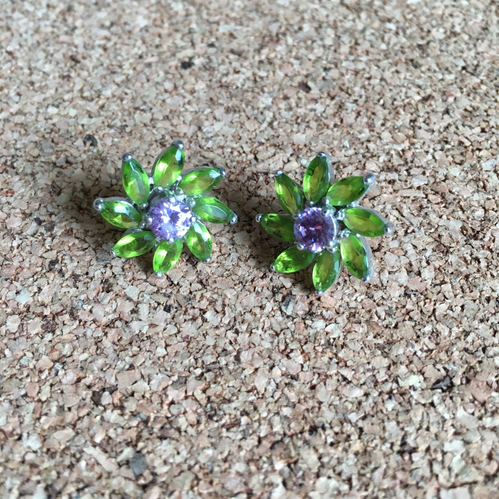 Crystal flower post earrings - Picture 4 of 4